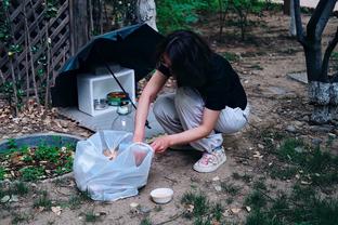 他甚至都忘记怎么庆祝了！队友疯狂拍打哈弗茨脑袋，阿尔特塔狂喜